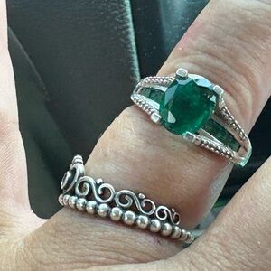 Elegant Silver and Emerald Gemstone Ring